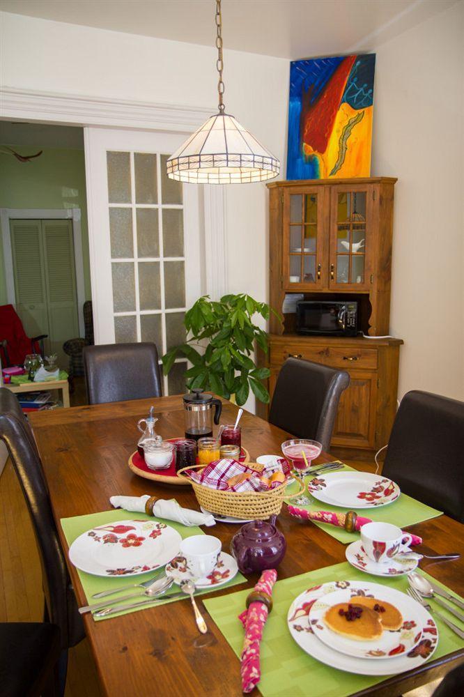 Au Croissant De Lune Bed & Breakfast