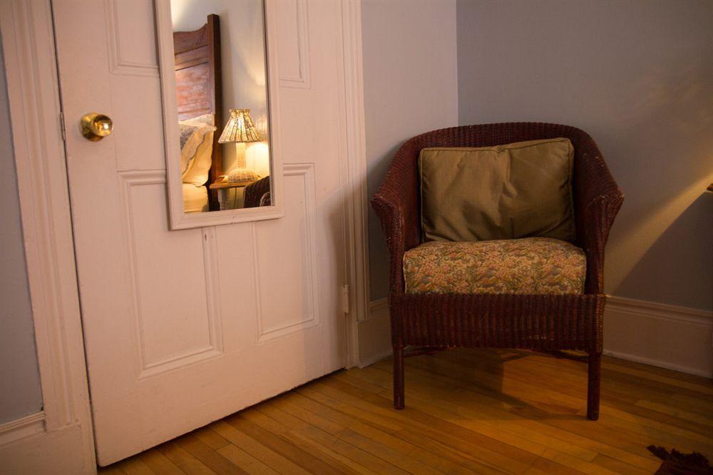 Au Croissant De Lune Bed & Breakfast Quebec City